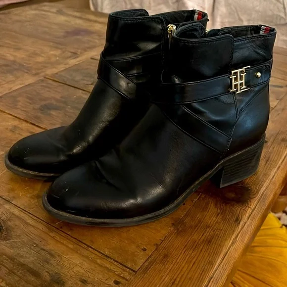 Tommy Hilfiger Black Ankle zipper boots 7M with Gold Emblem - Picture 5 of 16